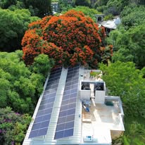 Paneles junto a alberca